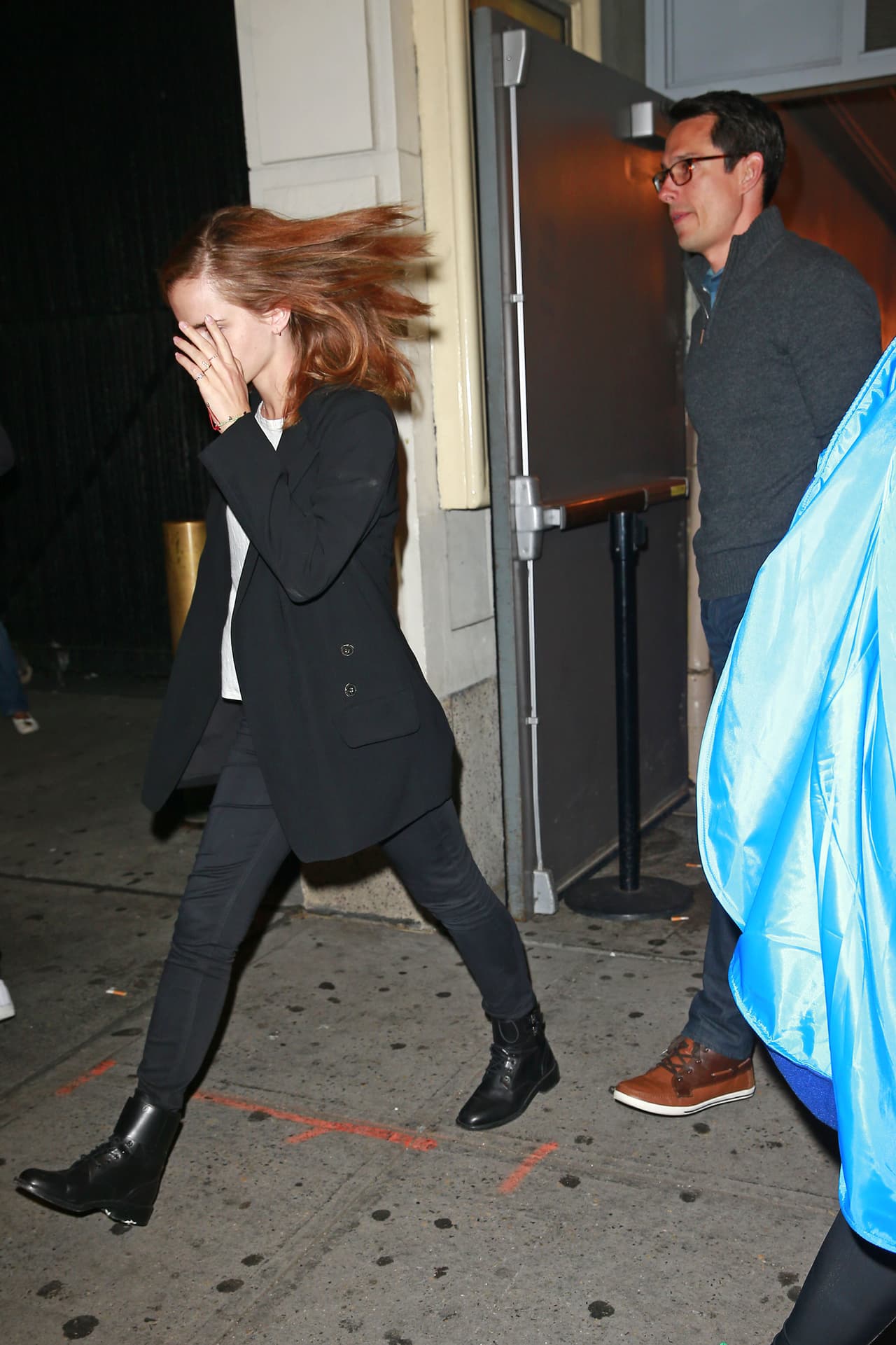 De inmediato cubrió su rostro y salió huyendo.