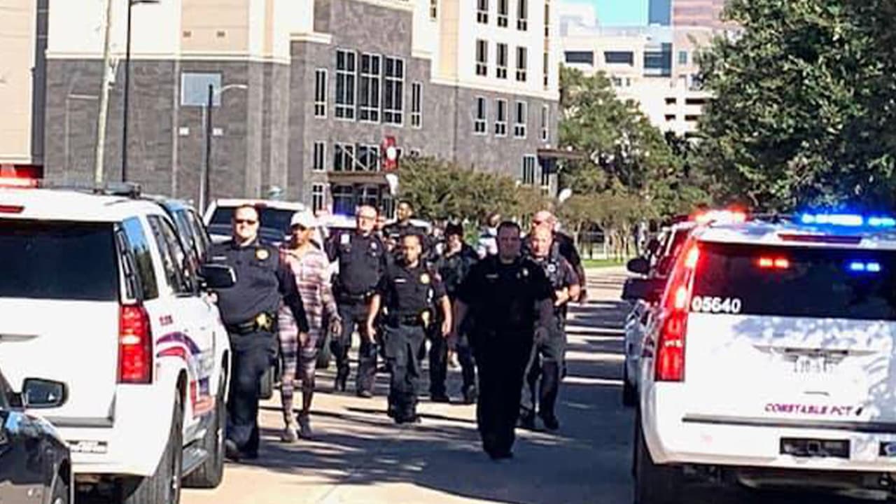 De acuerdo con la 
<a href="https://www.facebook.com/Houstonpolice" target="_blank">policía de Houston,</a> los agentes trabajaban como guardias de seguridad en el establecimiento cuando respondían a lo que parecía ser un robo.