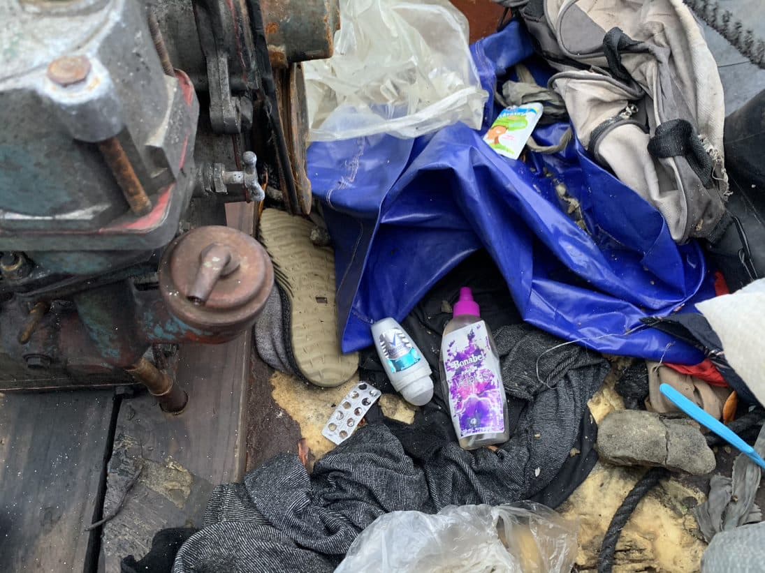 La embarcación tenía adentro zapatos, medicinas, elementos de aseo y ropa.