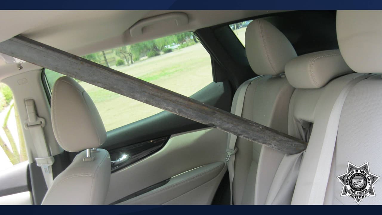 “El poste atravesó el centro del parabrisas y quedó alojado entre el asiento trasero central y el techo del vehículo. Increíblemente, el conductor del Nissan escapó sin lesiones físicas”, indica DPS. Según reportes, el conductor de la camioneta no se detuvo y huyó.
<br>