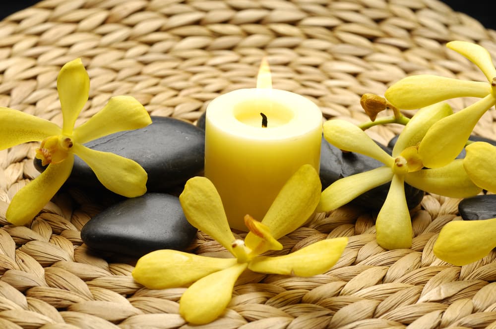 Y por otro lado, las velas amarillas destacan sobre las demás por representar el poder del Sol, la concentración, el enfoque, la creatividad, la lógica, todo lo relacionado con mejorar nuestra capacidad de aprendizaje, fomentar nuestra memoria e intelecto.