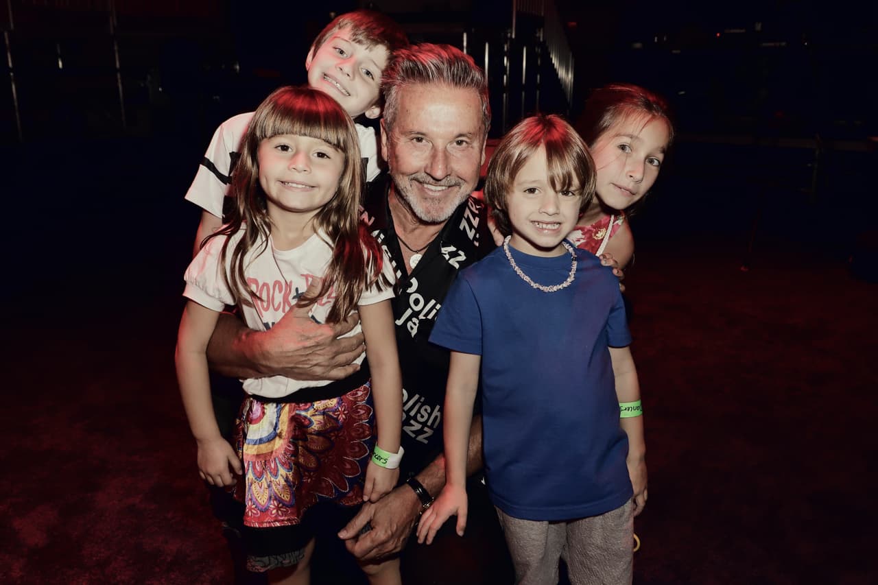 Escoltado de estos cuatro angelitos llegó Ricardo Montaner al primer día de ensayos de Premio Lo Nuestro. Ellos son sus nietos Antonella, Alejandro, Salomé y Matías, los hijos de Alejandro y Héctor Montaner.