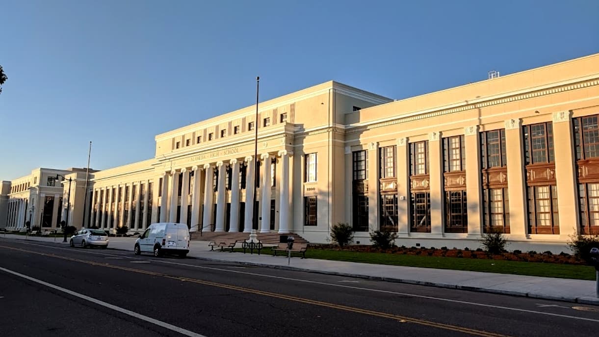 Hombre de 27 años entra a preparatoria en Alameda e intenta besar a estudiantes, según la Policía