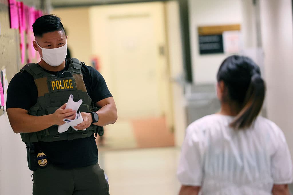 Personas caminan junto a agentes federales en los pasillos del Jacob K. Javitz Federal Building en Nueva York, el 30 de junio de 2025. Desde la llegada del presidente Trump, las detenciones de ICE han crecido exponencialmente, duplicándose en 38 estados, según UC Berkeley, creando un clima de tensión en las cortes. (Foto por Michael M. Santiago/Getty Images)
<br>