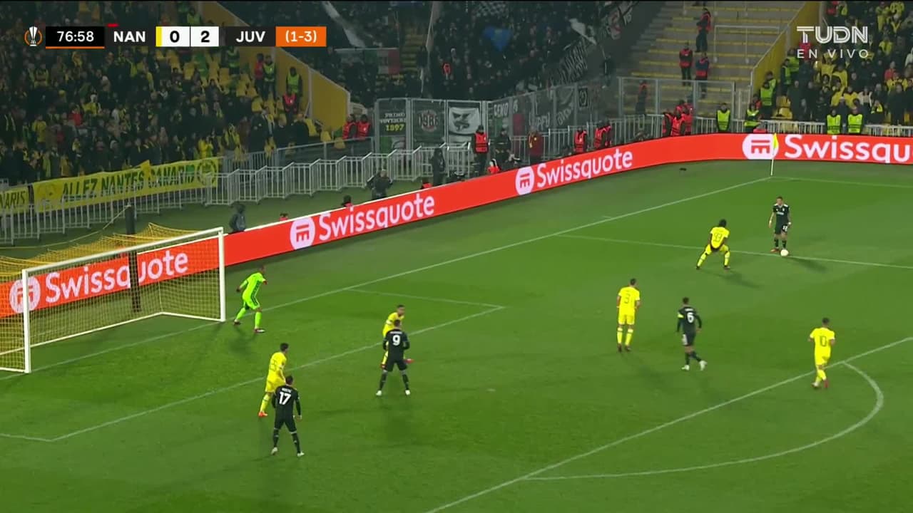 ¡TIRO ATAJADO! disparo por Alex Sandro.