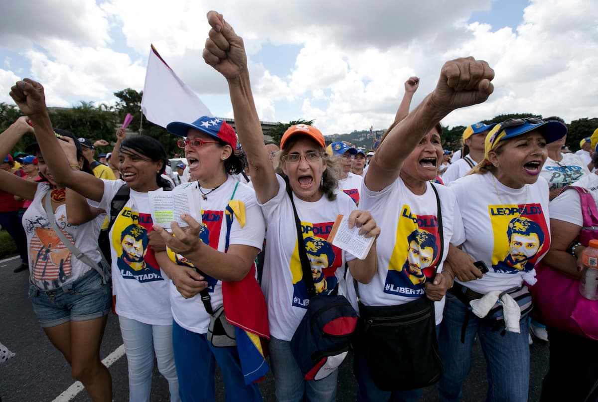 Cientos de mujeres en Caracas exigieron en las calles un referendo revocatorio del mandato del presidente Nicolás Maduro