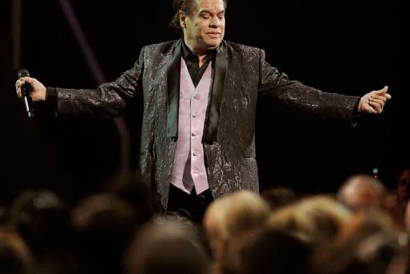 El cantante se llevó la noche y no paró de bailar.