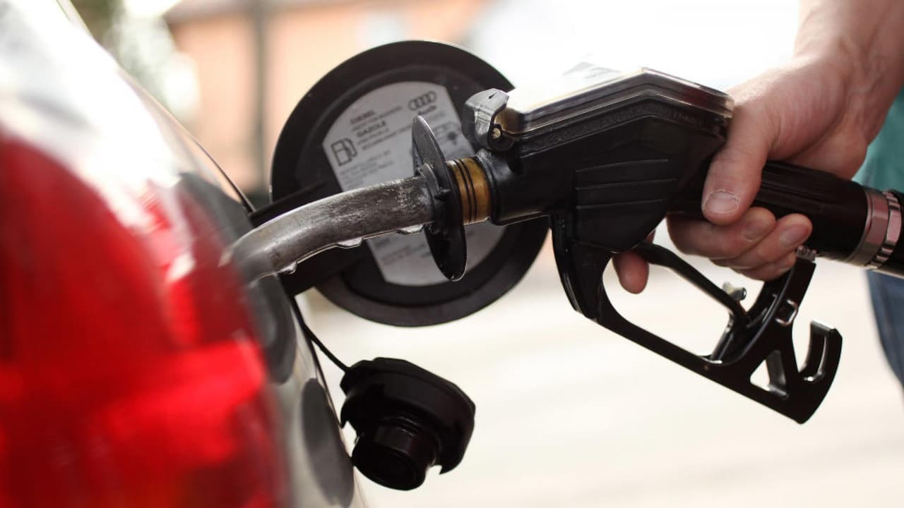 Este jueves, el empresario y ex candidato Willie Wilson regala hasta $200,000 dólares de gasolina, en tandas de 50 dólares por auto, en 10 estaciones de Chicago.