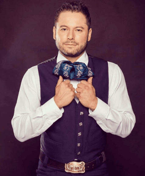 La canción intérpretada por Santiago Arroyo está incluida en el disco 'Sentimiento', mismo que fue editado por CHR Records.