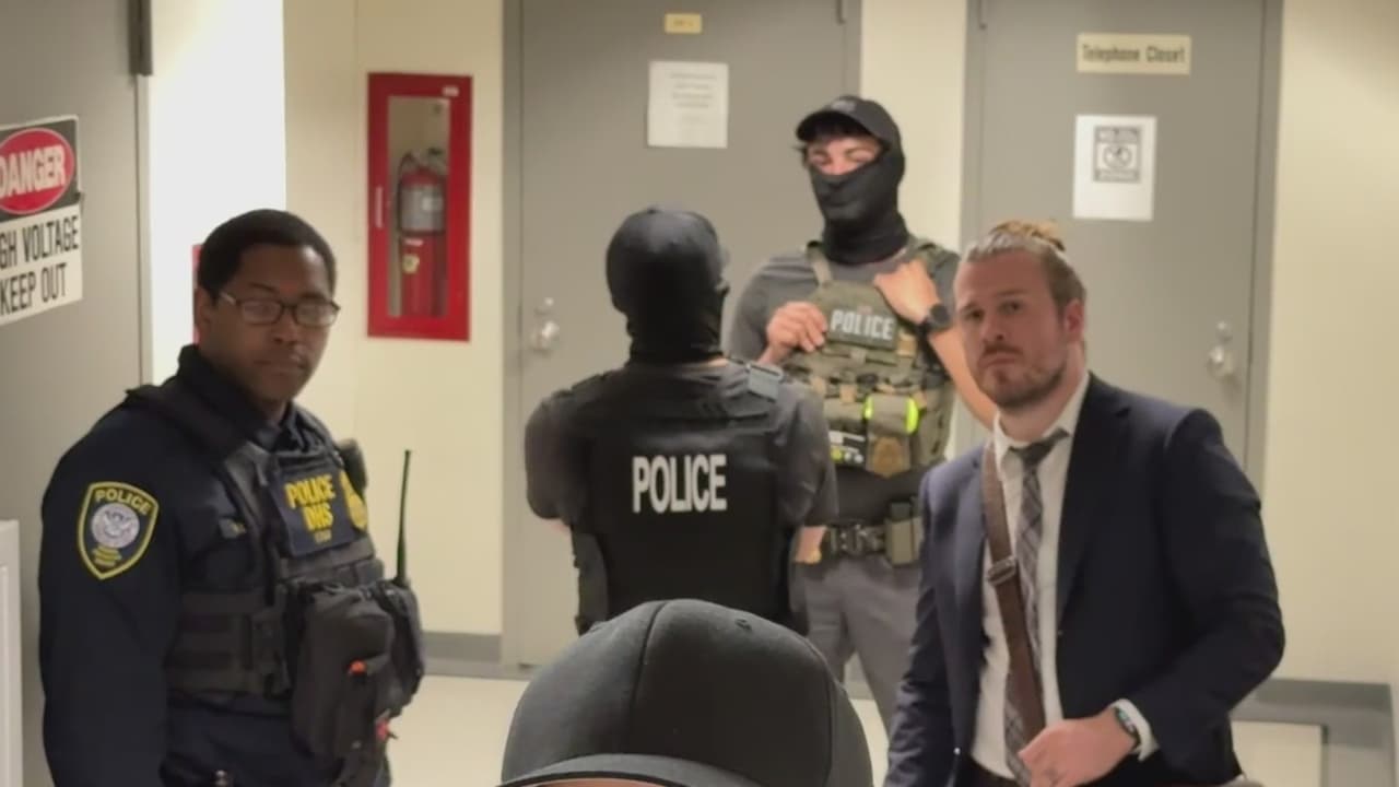 “Voy a proteger sus derechos”: el joven abogado que lucha por ayudar a inmigrantes detenidos por ICE en cortes