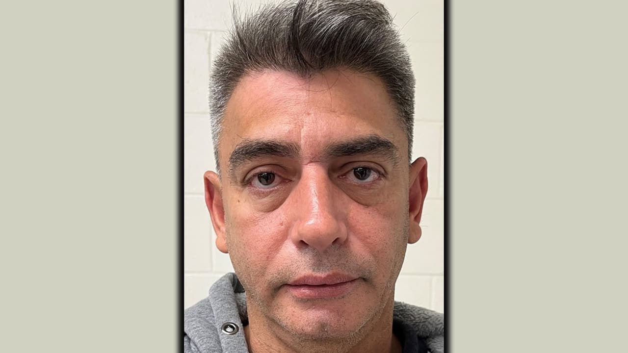 Agentes de la estación de Yuma arrestaron a un delincuente condenado por importación de heroína, un delito por el que fue condenado en el 2004 a 57 meses de prisión y enviado de regreso a Venezuela. El hombre aprovechó la masiva llegada de venezolanos por la frontera para regresar de manera ilegal por la frontera desde México. Rafael Angel Pina Pina, de 55 años, será procesado por reingreso de extranjero que había sido deportado.