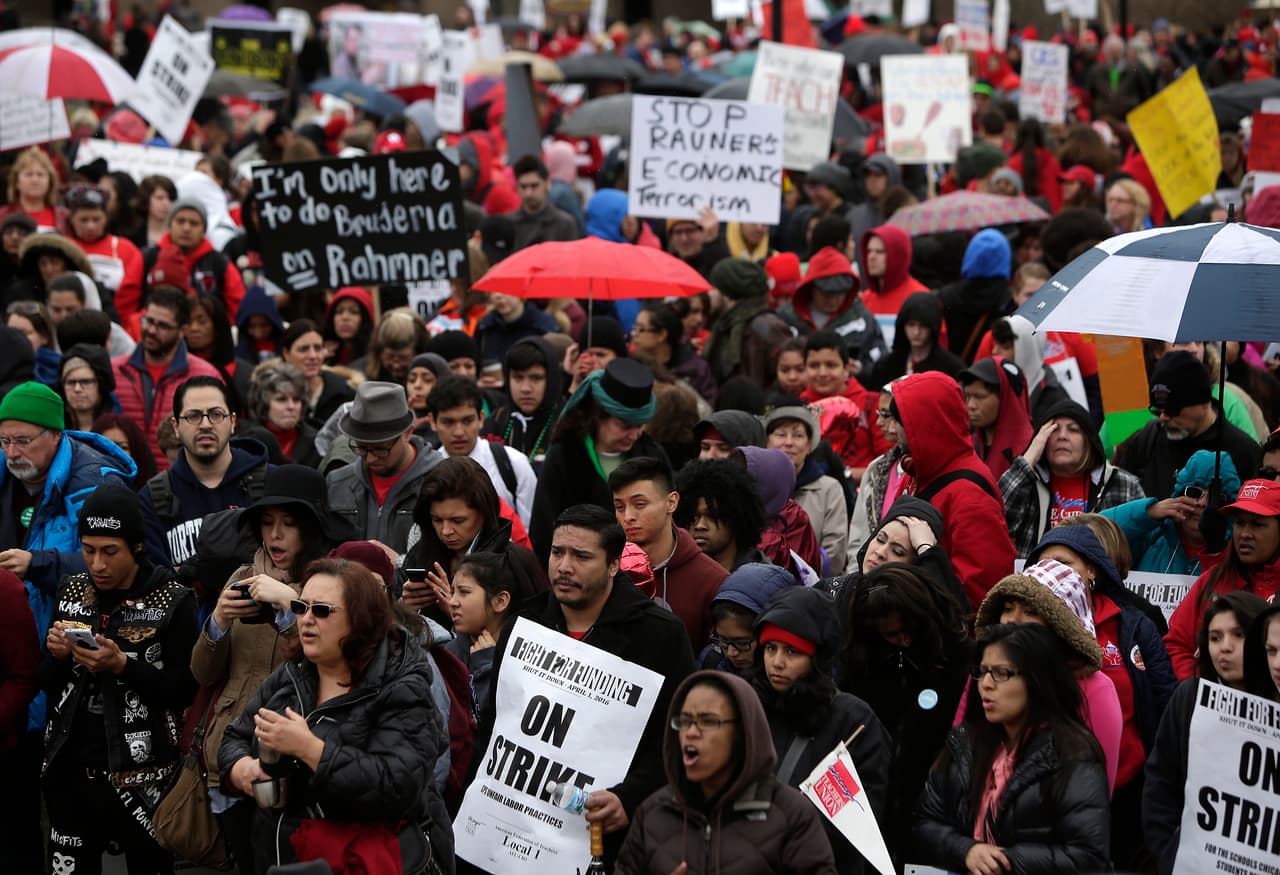 Con consignas como "El pueblo Unido, jamás será vencido" y la "Educación es nuestro derecho", desde temprana hora del viernes se llevaron a cabo manifestaciones a lo largo y ancho de la ciudad de los vientos.