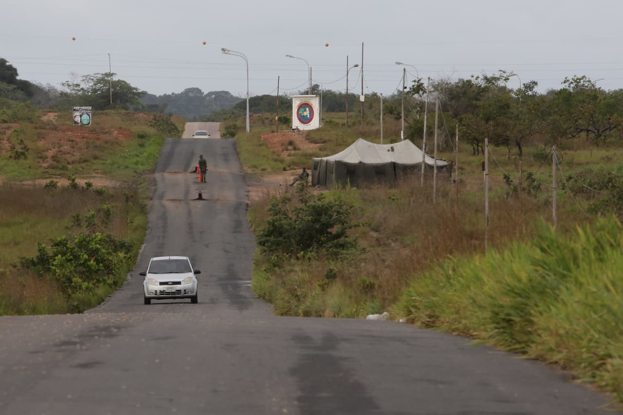 Punto de chequeo en la base militar de Guasipati, Venezuela, cerca de donde ocurrió el supuesto enfrentamiento entre militares y mineros.