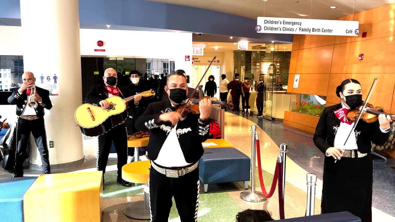 Mientras Ángel, Vianey y Santiago se dirigían al vestíbulo del Comer Children's, los mariachis comenzaron a tocar.
