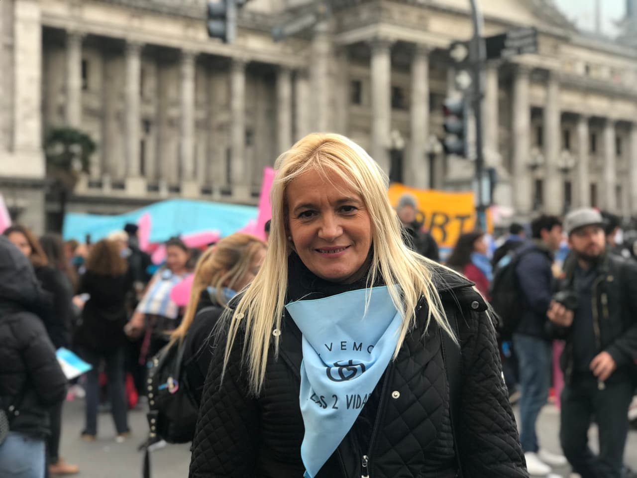 Laly dirige un centro para víctimas sobrevivientes de abuso sexual y está en contra de la legalización del aborto. "Es muy difícil para una nena abusada llevar adelante un embarazo, sin duda. Pero conozco casos muy especiales. A una nena de 10 años violada el estado le hizo un aborto, ella llegó al hogar ya con el aborto realizado. Es muy fuerte porque la nena aún tienen pesadillas y se siente mal. Y no puede estar en lugares donde hay bebes, tuvo tres intentos de suicidio. ¿Por qué? Porque ella piensa en su bebé, porque no eligió sacárselo de su vientre". Le preocupa lo que sucederá a partir de la ley de legalización del aborto.