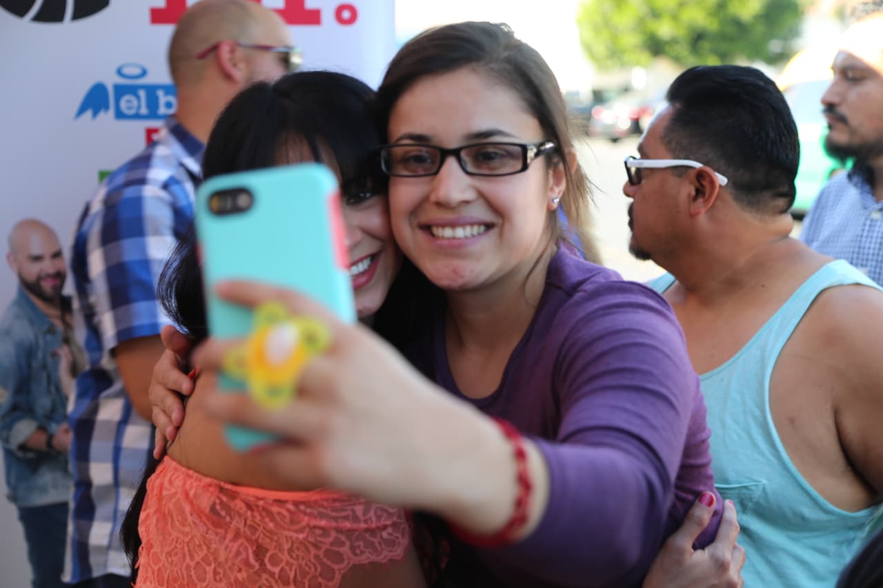 Carla Medrano fue una de las más buscadas para tomarse selfies al llegar al evento.