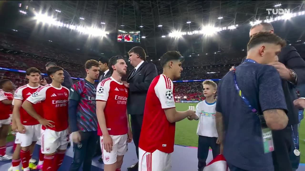 ¡Tristeza total! Los jugadores del Arsenal reciben su medalla de subcampeones