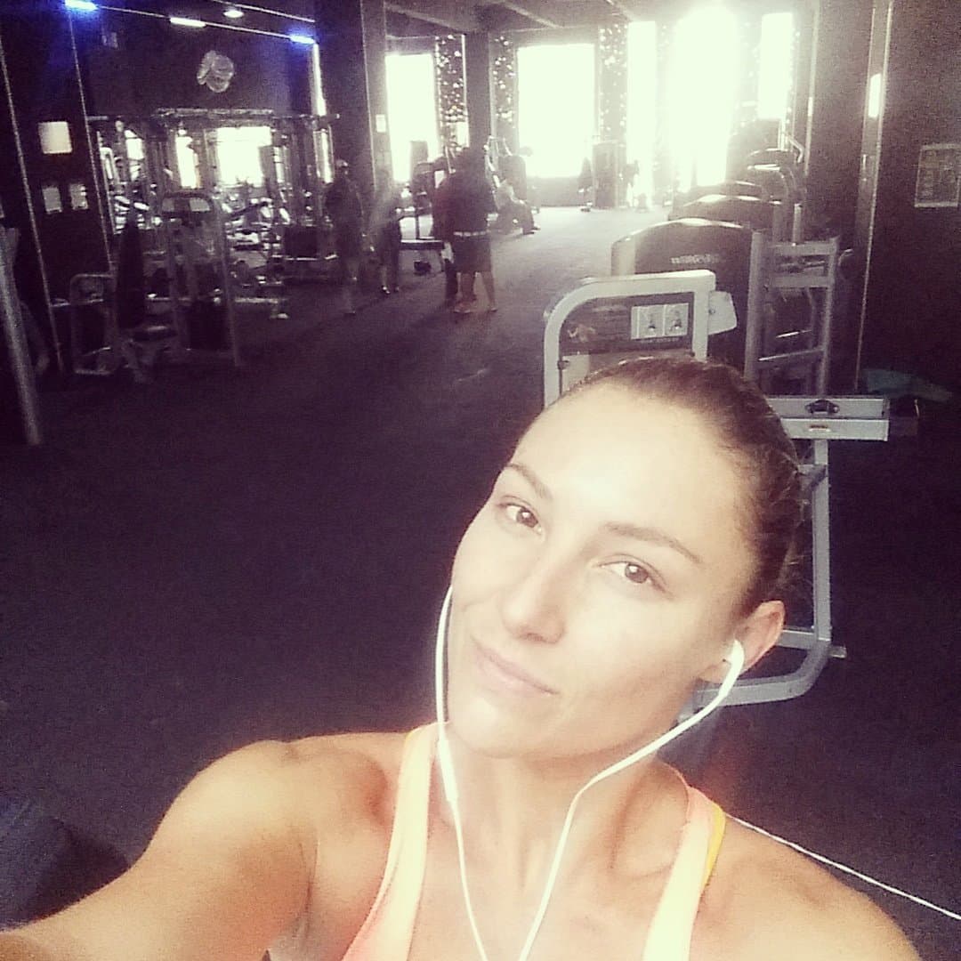 Por eso siempre comparte fotos en el gym.