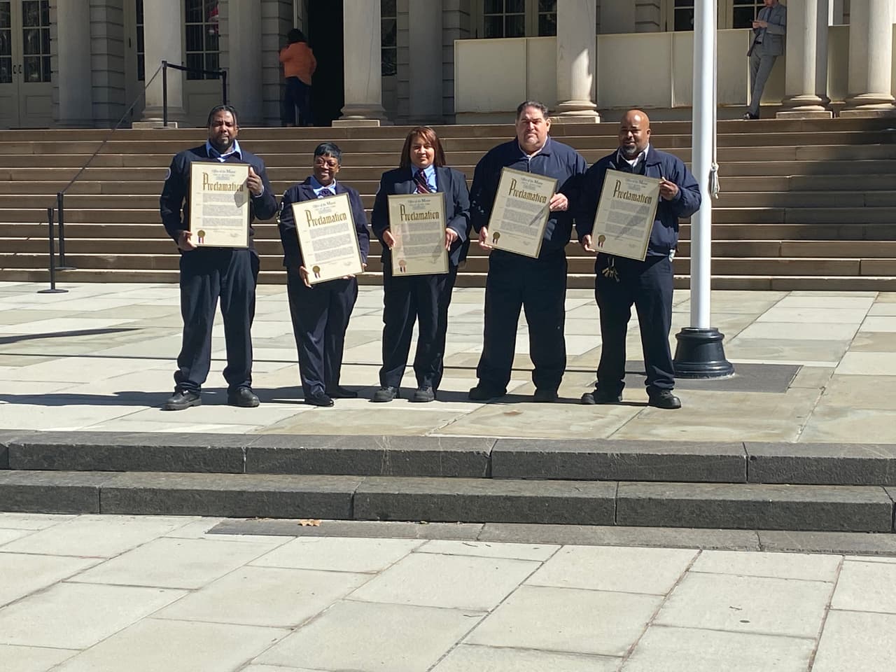 "Me hace sentir bien sobre el trabajo que hago, y me hace querer seguir haciendo el trabajo que hago para la MTA. A pesar de algunas manzanas podridas que por desgracia viajan en los trenes, en su mayor parte, el metro es seguro. Debemos estar siempre atentos y si ves algo, dilo, y todos estaremos seguros gracias a ello" DayRon Williams