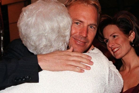 Seguramente no recordarán que Kevin Costner estuvo casado con Cindy Silva. Créanme, él también quisiera olvidarlo porque restó muuuchos ceros a su cuenta.