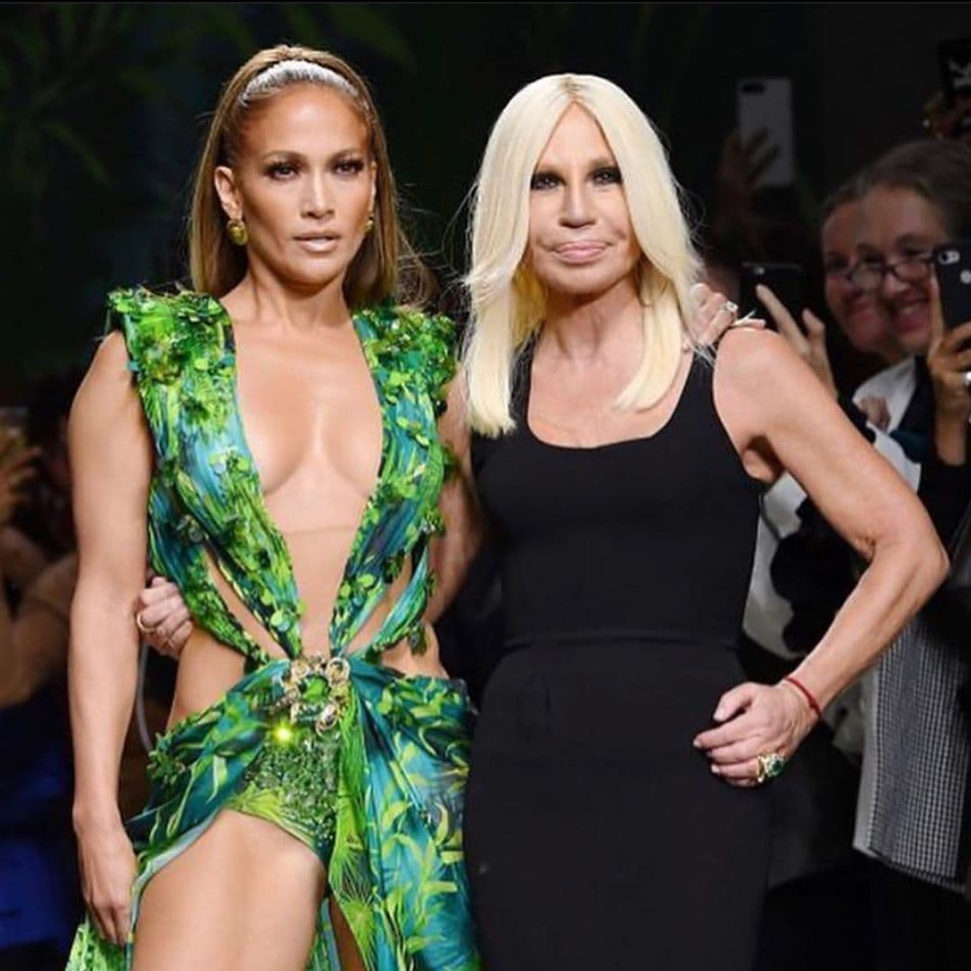 La diseñadora de moda
<b>Donatella Versace</b> y Jennifer López conservan una amistad de más de 20 años, por lo que no podía dejar de ser homenajeada en la publicación que hizo la 'Diva del Bronx' este 8 de marzo.