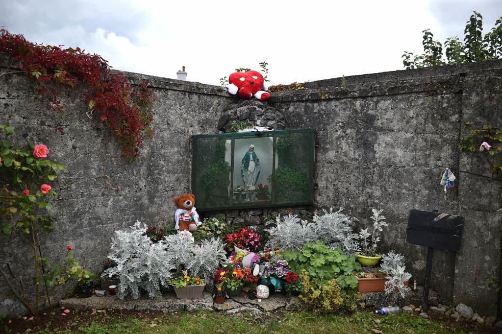 Buscan desenterrar los restos de 800 bebés en un antiguo hogar para madres solteras: la excavación durará dos años