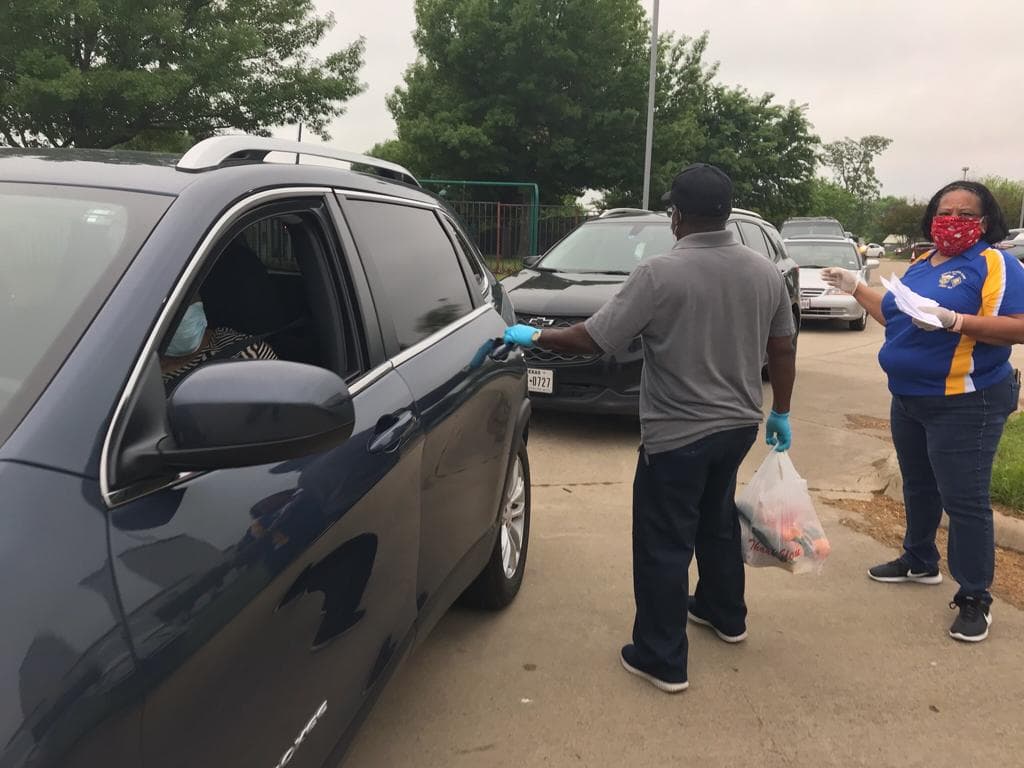 La organización Caridades Católicas lidera otro esfuerzo por proveer alimentos a las familias que han resultado mayormente impactadas por la crisis de salud. Repartieron dos despensas móviles con productos frescos, carne y otros alimentos a individuos y familias al sur de Oak Cliff.