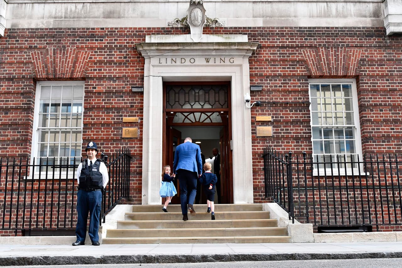 Los tres lucieron conjuntos azules, tal vez celebrando que se trata del segundo niño de la estirpe.