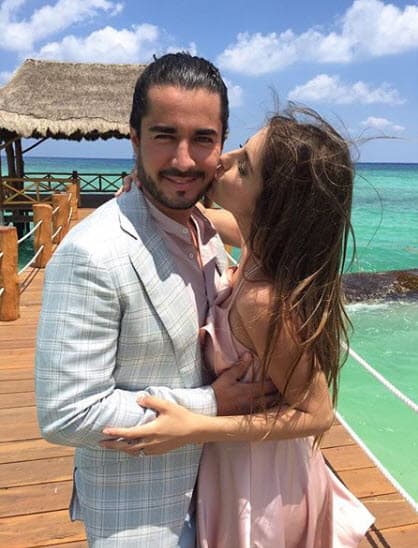 “Me tiraba la onda y así pero la verdad yo no lo pelaba porque lo veía como amigo de mi hermano. Pero un día dije: ‘¿sí será en serio?’, relató la actriz para
<a href="http://peopleenespanol.com/article/michelle-renaud-nos-cuenta-su-historia-de-amor-con-josue-alvarado-va-ser-el-mejor-papa/" target="_blank"> People en Español</a> en 2016.
<br>