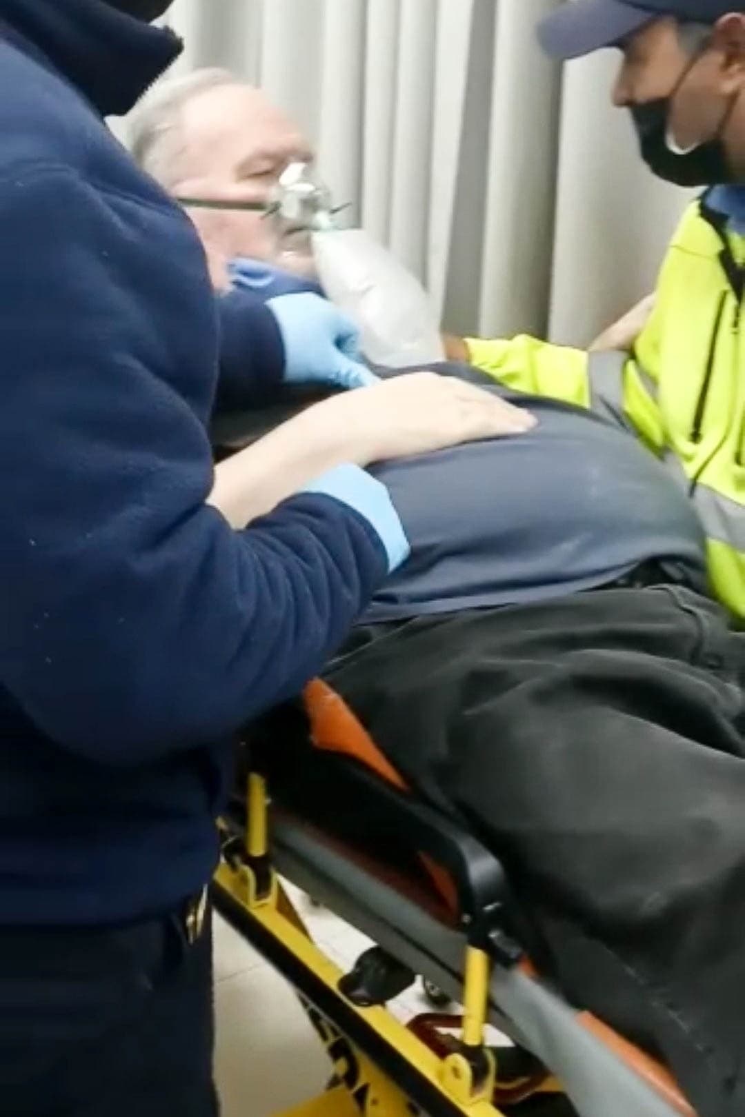 "Dos infartos, una pandemia y ahora un derrame cerebral", lamentó. 
<br>