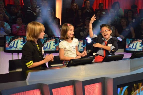 Aunque les toca ser jurado y opinar sobre la participación de los pequeños cantantes, los Alejandros y Mía aprovechan de vez en cuando para bailar.