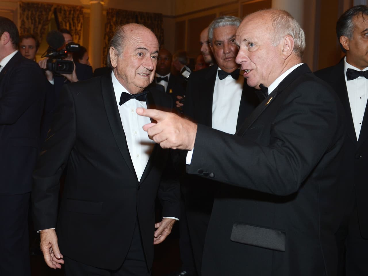 Inglaterra no ve realista acoger el Mundial 2018 y espera que Blatter pierda la elección