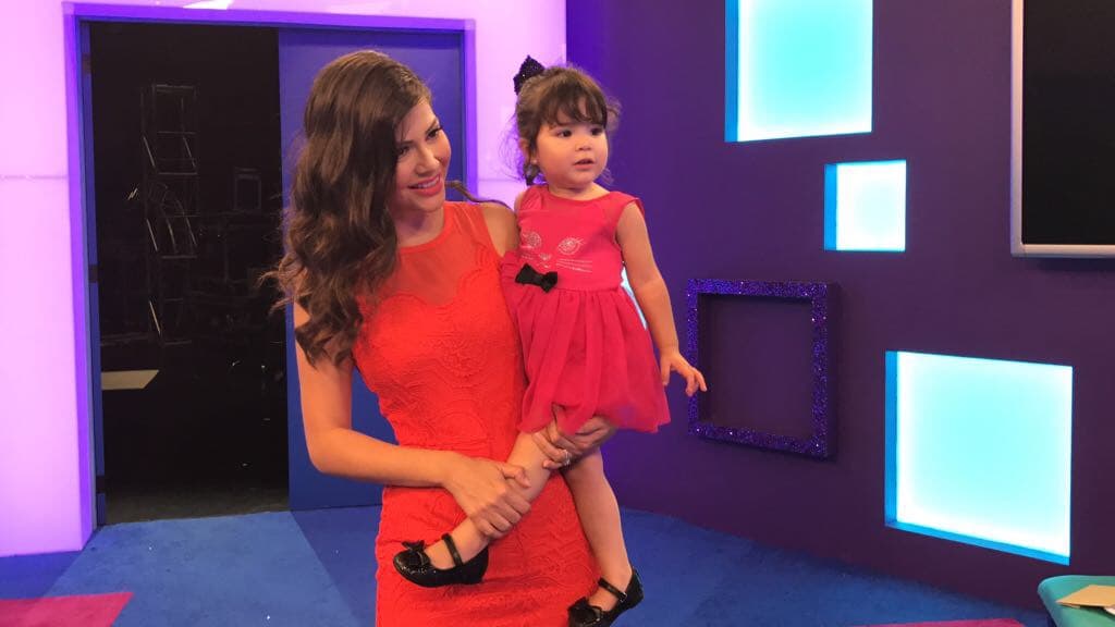 Esta pequeñita es el vivo retrato de su mamá y también le encanta lucir a la moda.