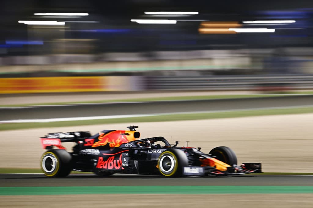 Lewis Hamilton y Mercedes Benz se llevan el Gran Premio de Qatar. El piloto británico logra superarlos y quedarse en la primera posición y por buen tiempo, seguido de Max Verstappen de Red Bull y, en esta ocasión, el español Fernando Alonso le rebató el tercer lugar a Sergio Pérez, quien se vio forzado a hacer doble parada y perder podio.
