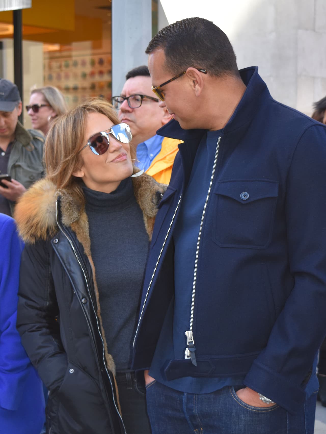 Durante la caminata, la pareja no dejó de mostrarse mutuo afecto frente a los fotógrafos y las cámaras de los curiosos que los rodeaban.