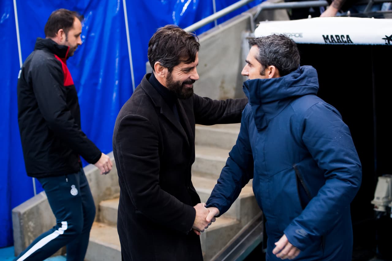 Quienes llegaron en un ambiente cordial fueron los entrenadores Quique Sánchez Flores y Ernesto Valverde.