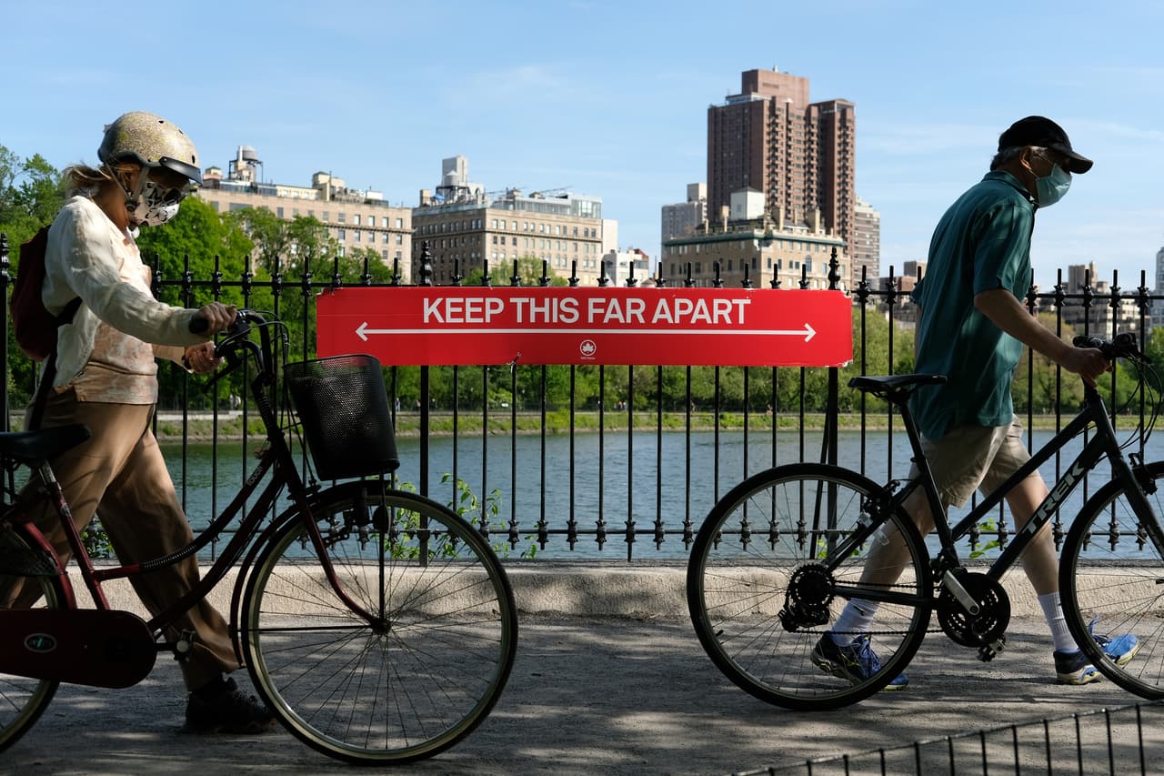 “Mantenga esta distancia”, un cartel visto en Central Park. Además de las actividades al aire libre Cuomo autorizó la reanudación de actividades económicas en algunas regiones del estado.
<br>