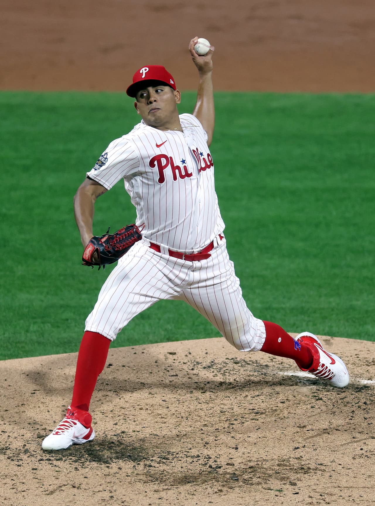El zurdo
<a href="https://www.univision.com/local/philadelphia-wuvp/ranger-suarez-abrira-juego-3-serie-mundial-phillis-astros-citizens-bank-park">Ranger Suárez</a> #55 de los Phillies de Filadelfia lanza un lanzamiento contra los Astros de Houston durante la tercera entrada del tercer juego de la Serie Mundial.