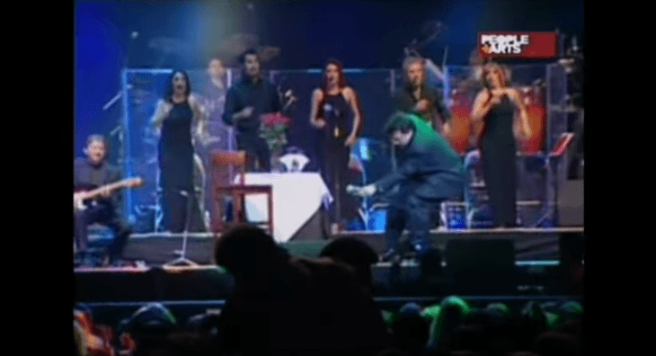 La aparatosa caída que sufrió el 'Divo de Juárez' lo llevó al hospital por las lesiones. Finalmente debió cancelar algunas de sus presentaciones posteriores a noviembre de 2005, fecha del accidente.