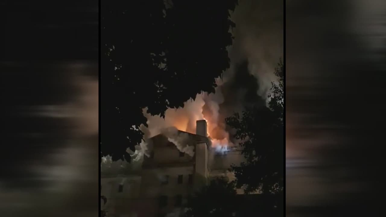 Un voraz incendio consume el templo masónico Lincoln en Aurora