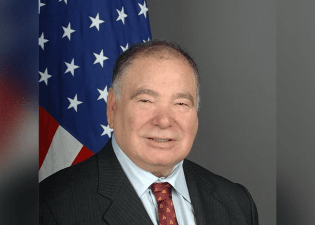 <b>Raúl Yzaguirre</b>
<br>
<br>Es un defensor de los derechos civiles que se desempeñó como director ejecutivo y presidente del Consejo Nacional de La Raza, la mayor organización de defensa de derechos de los hispanos en EEUU, que ahora se llama Unidos. También se desempeñó como embajador de Estados Unidos en República Dominicana durante la presidencia de 
<a href="https://www.univision.com/temas/barack-obama">Barack Obama.</a>