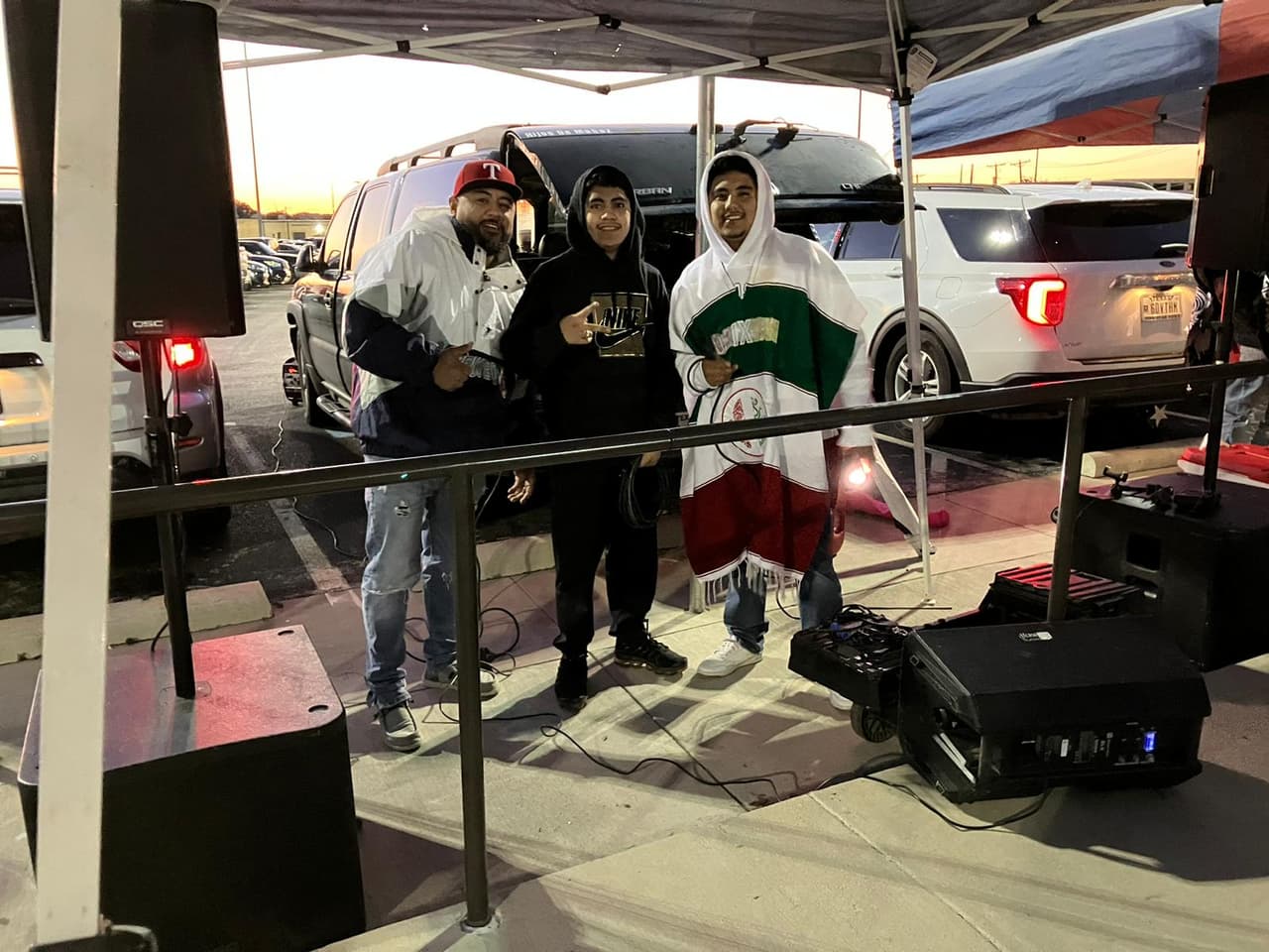 Muy abrigados los fanáticos porque las temperaturas estaban entre los 44 y 46 grados esta mañana en Dallas.