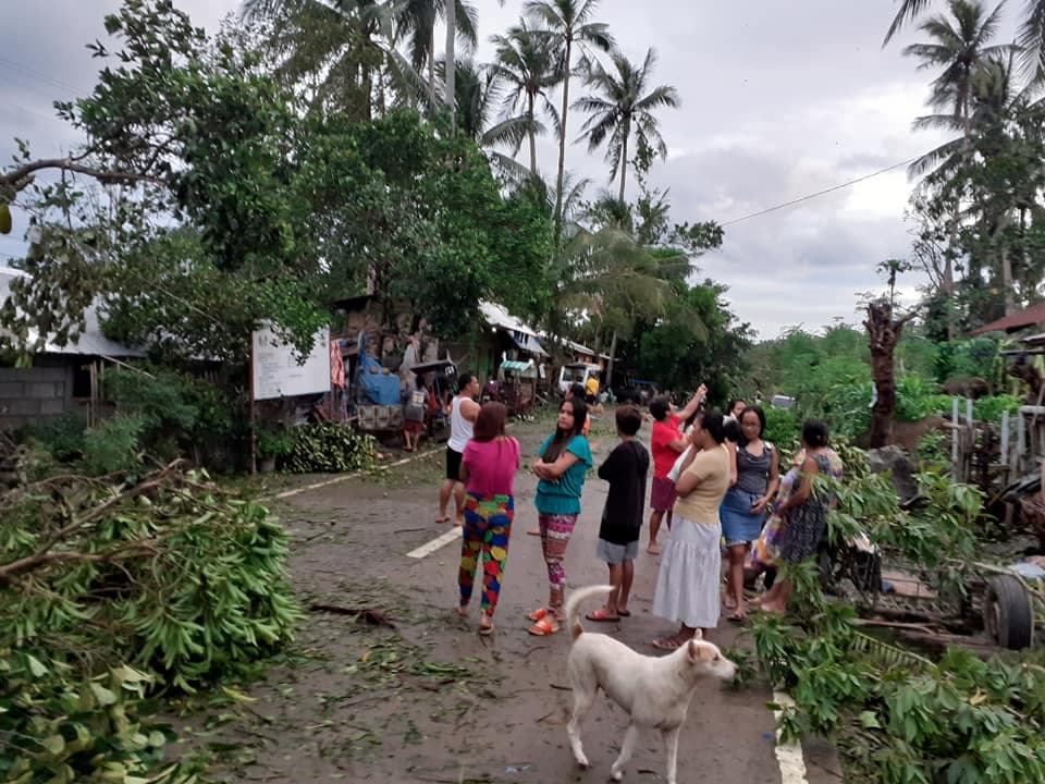 Residentes del área de Biliran caminan entre los escombros que dejó a su paso el tifón. Tras su azote, el aeropuerto de Kalibo, desde donde despegan los aviones con destino a Boracay, se encontraba severamente dañado, de acuerdo con turistas coreanos atrapados en la terminal aérea sin poder viajar que hablaron con AFP.
