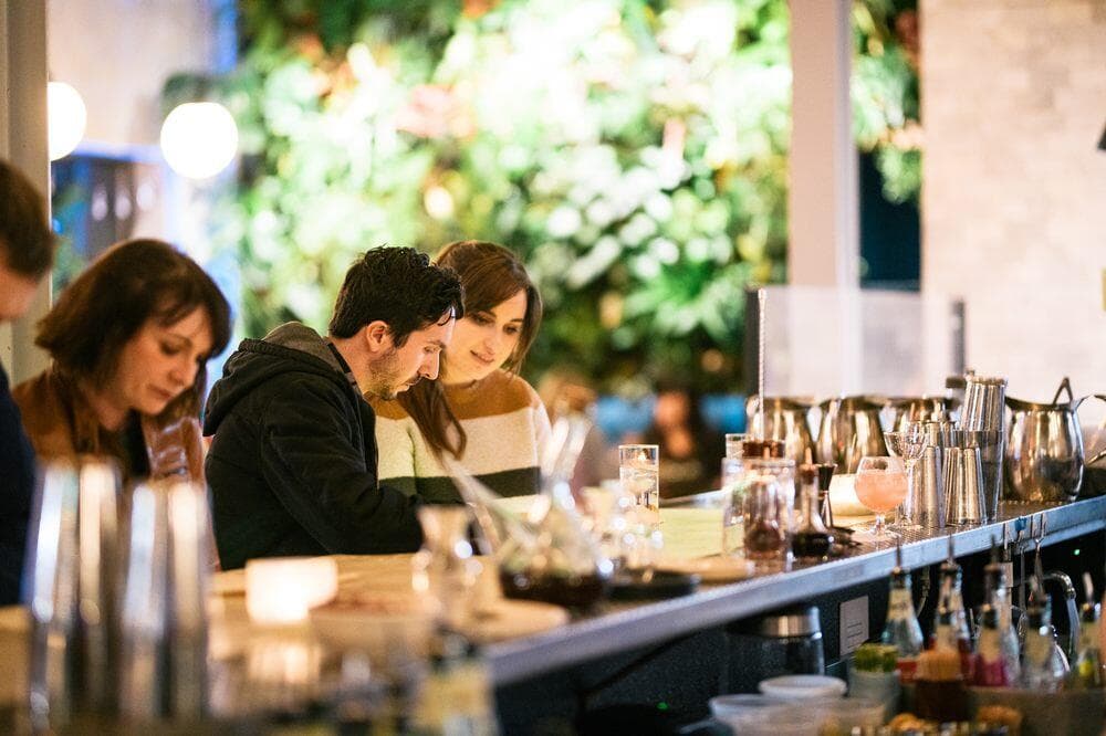 2. 
<b>Una cena para dos</b>. Tu pareja y tú se lo merecen, es solo un gustito y hay que disfrutarlo sin remordimientos. Y si quieren comer rico y pasar una velada de altura, podrían darse una 
<b><a href="https://www.univision.com/local/north-carolina-wuvc/restaurantes-romanticos-raleigh-2024-fotos">vuelta por los restaurantes más románticos de la ciudad.</a></b>