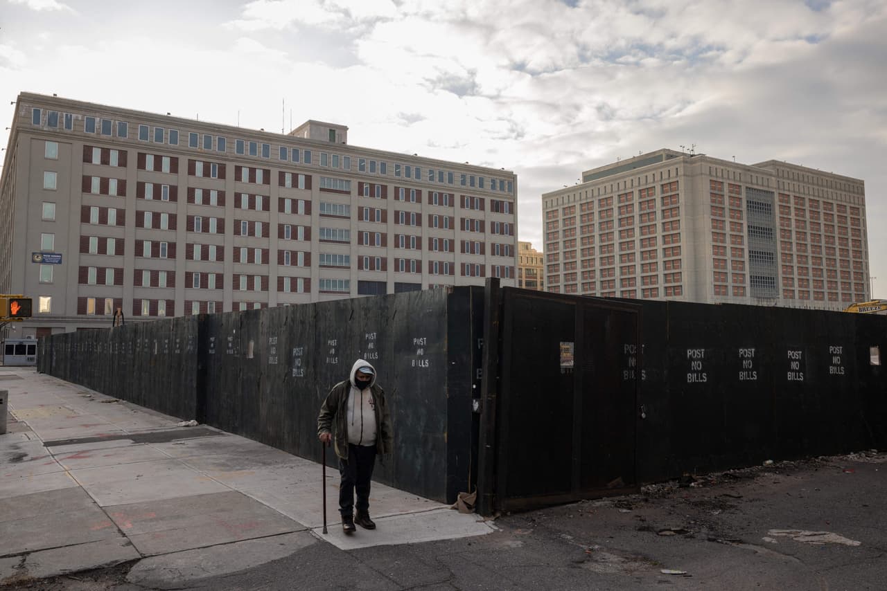 El tráfico generalizado de drogas y contrabando es otro problema persistente en el MDC Brooklyn. Según informes, parte de este contrabando es facilitado por los propios empleados. En los últimos cinco años, al menos seis miembros del personal han sido acusados de delitos, incluyendo aceptar sobornos o proporcionar contrabando como drogas, cigarrillos y teléfonos celulares.