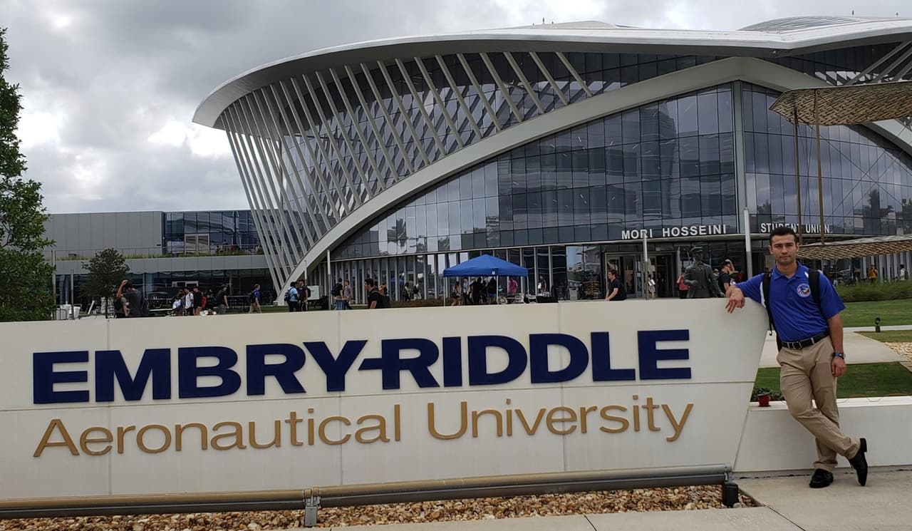 En septiembre de 2019, Bello-Ortiz se trasladó a la Universidad Aeronáutica Embry Riddle en Daytona Beach, Florida, atraído por su sólido programa de ingeniería. Para mantener a su hijo, los padres de Bello-Ortiz compraron una pequeña casa en Daytona Beach, una popular ciudad playera de la costa este de Florida, famosa por su circuito de carreras de coches y por atraer a estudiantes de todo el país durante las vacaciones anuales de primavera.