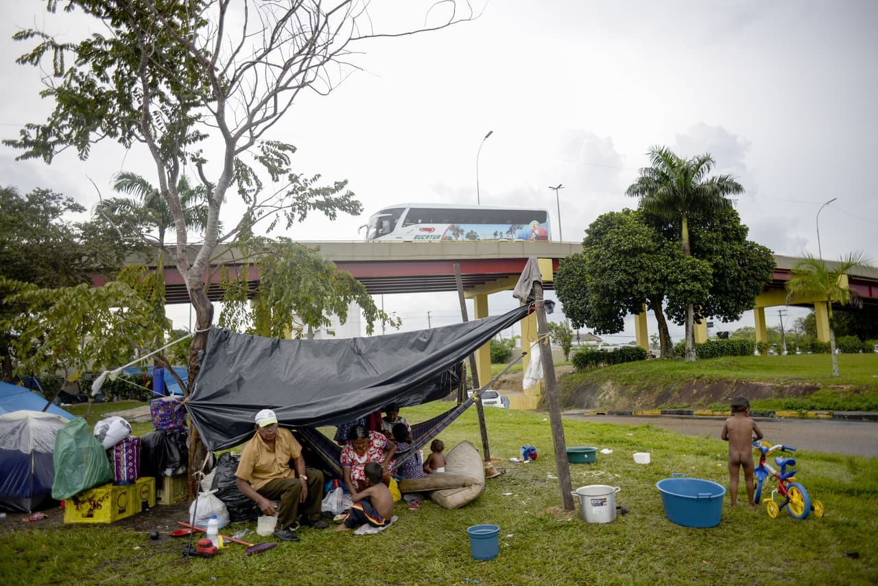 "Queremos ayuda para trabajar y un lugar para vivir. Las mujeres quieren descansar y los hombres quieren trabajar aquí en Manaos, queremos seguir aquí, somos personas, somos humanos también", agregó.
