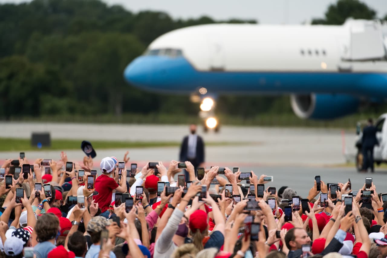 La Casa Blanca alienta el distanciamiento social y el uso de mascarillas en estados identificados como "zonas rojas" del coronavirus, tal es el caso de Carolina del Norte.