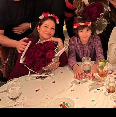 A la reunión con los Estefan también acudió 
<b><a href="https://www.univision.com/famosos/thalia-hijo-matthew-reunion-lili-estefan-batalla-fotos" target="_blank">Matthew Alejandro, el hijo de 11 años que tiene con Thalía</a></b>, según se pudo ver en las imágenes. 
<br>