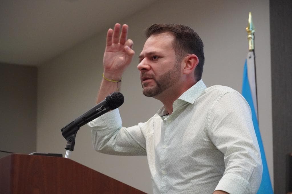 Uniéndose a la mayoría de sus contrincantes y aspirando por segunda vez, Adrián González Costa, candidato a la alcaldía capitalina por el Partido Independentista Puertorriqueño (PIP), detuvo toda acción política, ya que la ciudadanía está interesada en la emergencia. Ante esto, ha hecho llamados de maximizar los recursos de salud de la ciudad capital que sirva como refuerzo al gobierno central. 
<br> 
<br> "Cualquier intento de uno plantear una plataforma política como candidato a estas elecciones, puede ser mal visto y segundo no es lo que el país quiere escuchar. Pero como ellas sí están en campaña, es muy difícil que sienten en la misma mesa a trazar un plan que beneficie a todo el mundo", criticó refiriéndose a la actual alcaldesa de San Juan, Carmen Yulín Cruz, y la gobernadora Wanda Vázquez, quienes aspiran a la gobernación de Puerto Rico. 
<br>
<br>Aunque González Costa no ha abierto su cuenta en la OCE, explicó que los pocos gastos que ha generado los ha sufragado el comité partido, quienes mantienen un solidez financiera. 
<br>